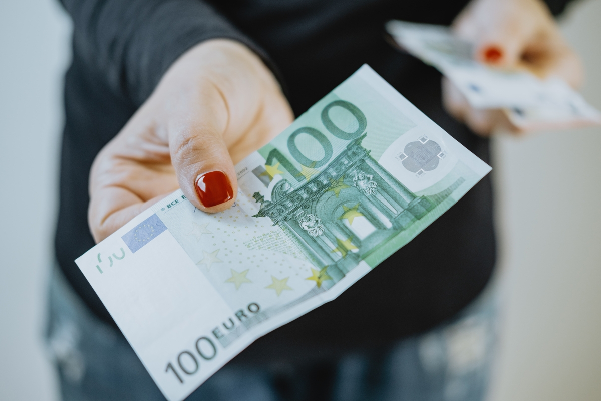 Invertir con poco dinero: opciones reales para empezar con menos de 100 euros